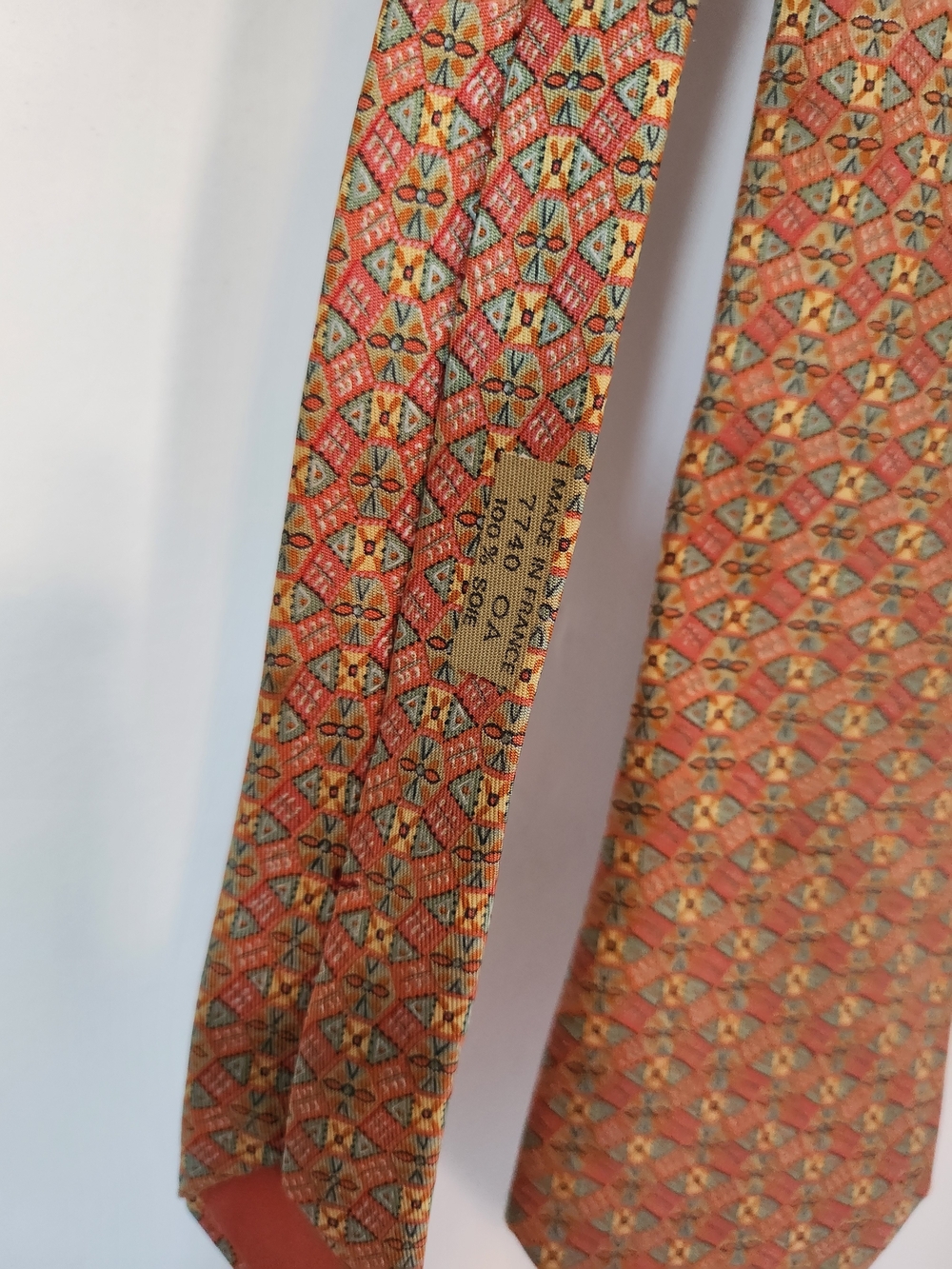 Designer Authetic Hermes 100% Silk Coral and Light Blue Geometric Silk Tie - Picture 3 of 11